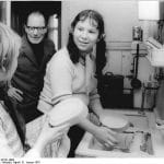Adolescentes bénévoles aidant une personne âgée à Berlin en 1975.
