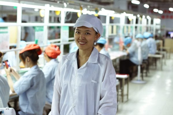 Ouvrière à l'usine de Guohong © Fairphone