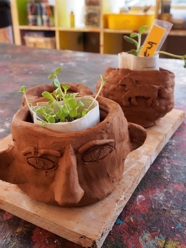 "Pots de fleurs" atelier modelage parents/enfants à Môm'artre, dans le 18ème © Môm'artre