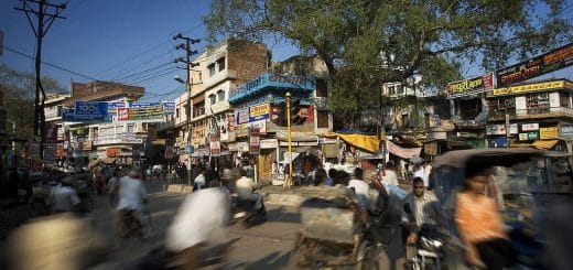 Une rue de Varanasi en Inde © Jorge Royan, via Wikimedia Commons