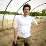 Maxime de Rostollan, coordinateur du projet "Fermes d'avenir", dans la ferme du domaine de la Bourdaisière © Fermes d'avenir