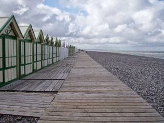 « Cayeux-sur-Mer plage et cabines 1 » par Amanda Slater, from Coventry (England) — http://flickr.com/photos/pikerslanefarm/1764240920. Sous licence Creative Commons Attribution-Share Alike 2.0 via Wikimedia Commons - http://commons.wikimedia.org/wiki/File:Cayeux-sur-Mer_plage_et_cabines_1.jpg#mediaviewer/Fichier:Cayeux-sur-Mer_plage_et_cabines_1.jpg