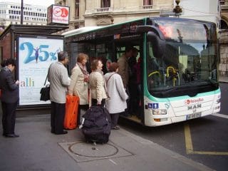 « RoissyBusParis » par WhisperToMe — Travail personnel. Sous licence Public domain via Wikimedia Commons - http://commons.wikimedia.org/wiki/File:RoissyBusParis.JPG#mediaviewer/Fichier:RoissyBusParis.JPG