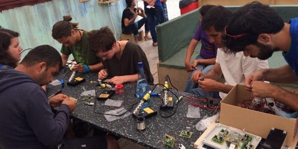 Création des systèmes avec les réfugiés à Grande-Synthe (59) en France © Liter of Light France Création des systèmes avec les réfugiés à Grande-Synthe (59) en France © Liter of Light France