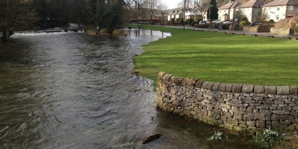 Rivière à Bakewell dans le Derbyshire Rivière à Bakewell dans le Derbyshire