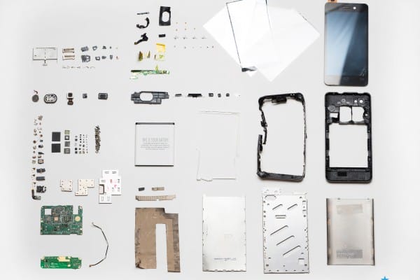 Tous les composants constituant un fairphone © Fairphone