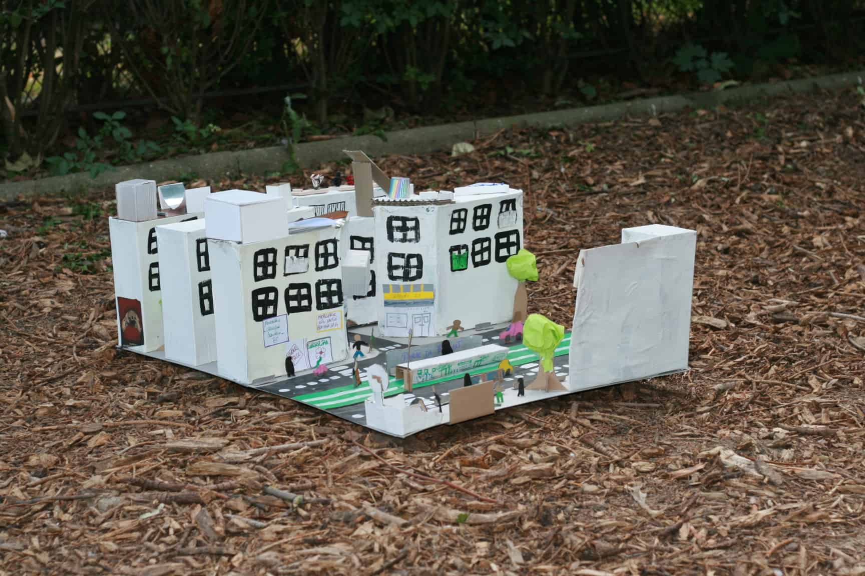 "immeubles" réalisé pendant l'atelier intitulé "Villes nomades" à Môm'Ganne dans le 20ème © Môm'artre