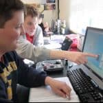 Élèves utilisant une simulation © PhET Interactive Simulations via Wikimedia Commons 