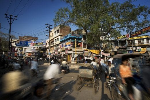 Une rue de Varanasi en Inde © Jorge Royan, via Wikimedia Commons