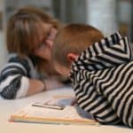 Avant le passage aux ateliers, les enfants effectuent leurs devoirs. © Môm'artre