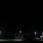 Rue éclairée avec le système de bouteille ampoule © Liter of Light France Rue éclairée avec le système de bouteille ampoule © Liter of Light France